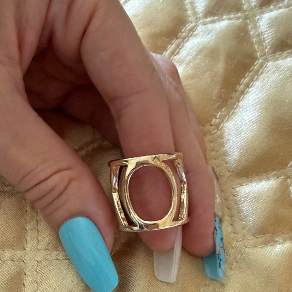 Gold Tone Openwork Wide Fashion Ring - “XOXO” Size 7 - Picture 6 of 7